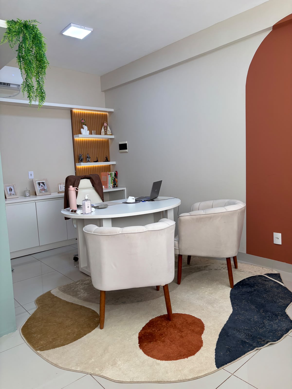 Interior moderno e iluminado do consultório de nutrição esportiva em Palmas, Tocantins